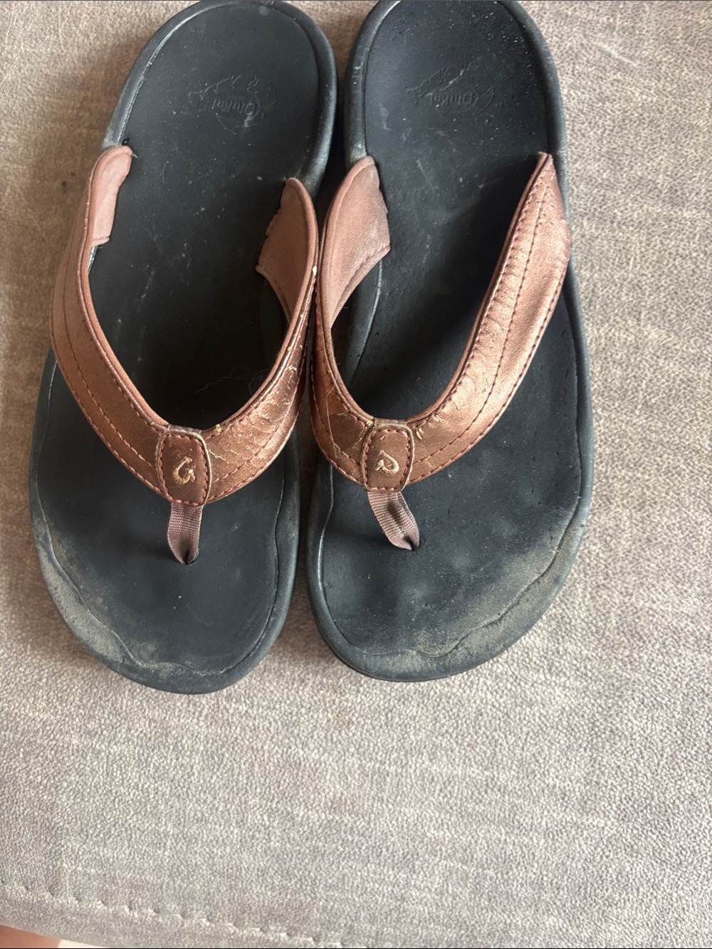 OluKai Women’s metallic copper straps Thong Sandals with Black Footbed